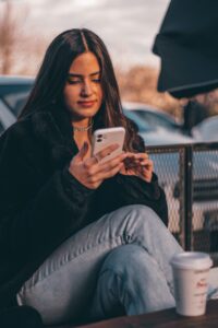 Photo by 𝐄 𝐙 𝐄 𝐋 | 埃泽尔: https://www.pexels.com/photo/beautiful-woman-holding-a-cellphone-10799526/