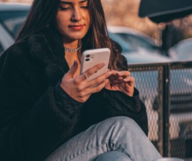 Photo by 𝐄 𝐙 𝐄 𝐋 | 埃泽尔: https://www.pexels.com/photo/beautiful-woman-holding-a-cellphone-10799526/